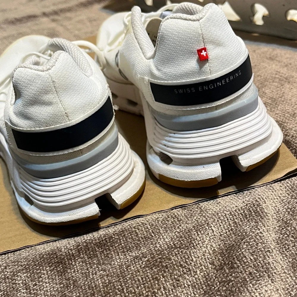 On Clouds Women’s Cream and White Sneakers- Size 8.5